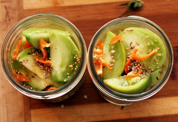 Hot pickled green tomatoes