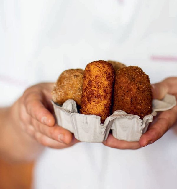 Hot rice fritters stuffed with mozzarella (Supplì al telefono)
