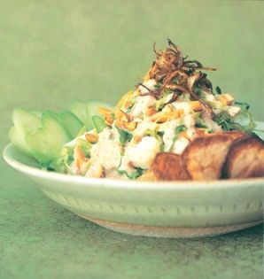 Hot salad with peanut sauce