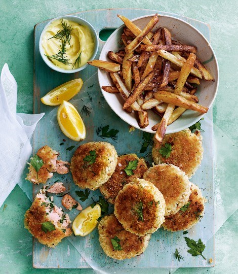 Hot-smoked salmon and parsley fishcakes with lemon mayonnaise and homemade chips