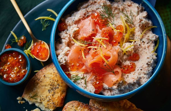Hot smoked salmon pâté with poppy seed crackers
