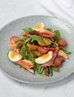 Hot smoked salmon salad Niçoise