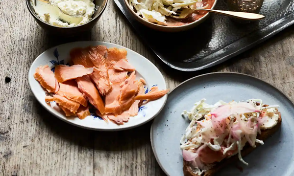 Hot smoked salmon toasts with pears and pickles