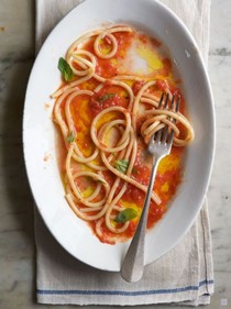 Hot spaghetti tossed with raw tomato sauce