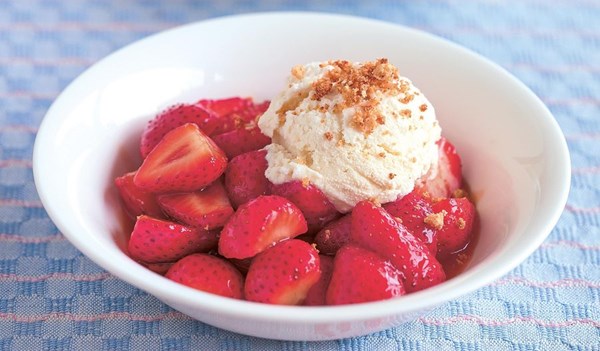 Hot strawberries with ice cream and amaretti (Fragole saltate in padella)