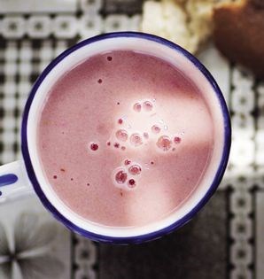 Hot strawberry masa drink (Atole de fresa)