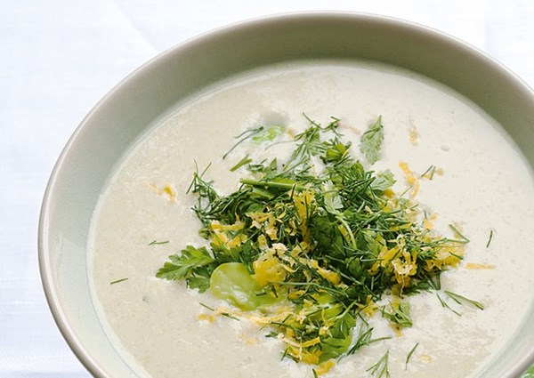 Hot yoghurt and broad bean soup