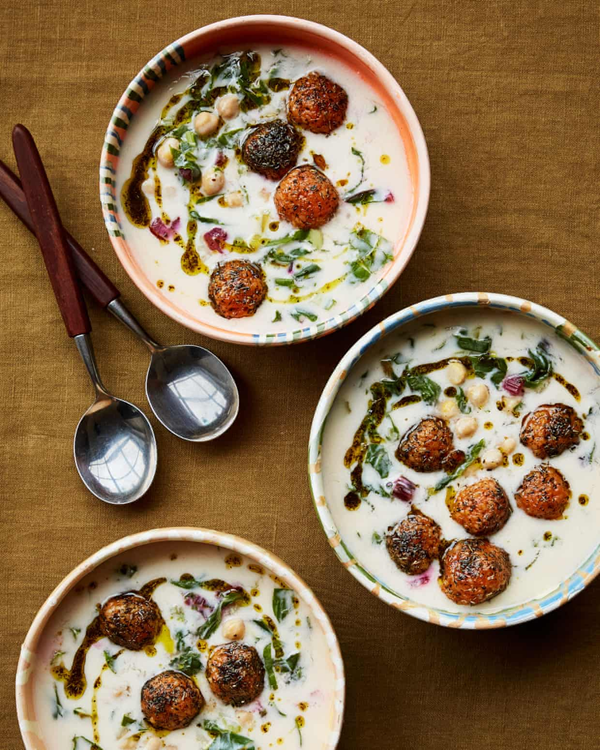 Hot yoghurt soup with bulgur wheat balls