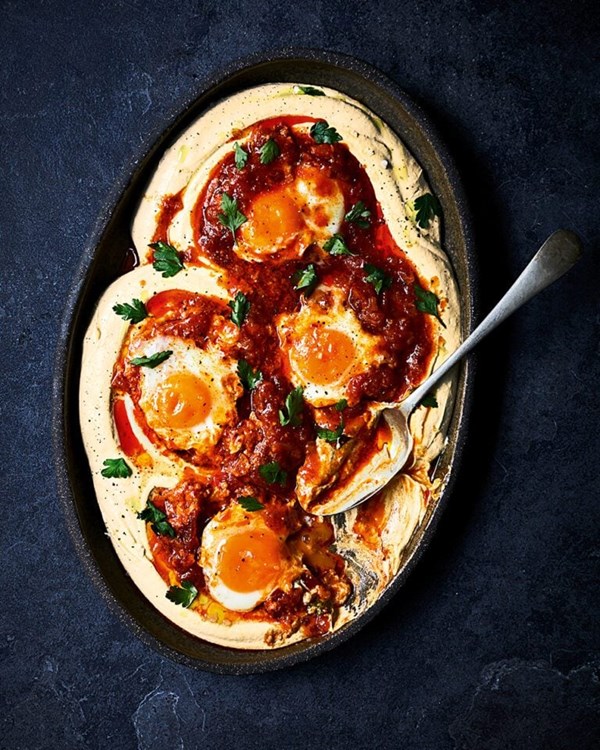 Houmous with tomato and mango chutney-braised eggs