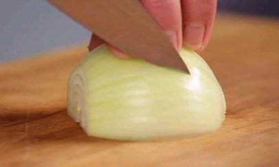 How to chop an onion