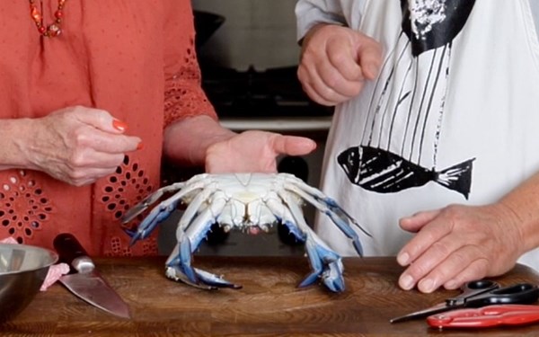 How to clean a crab