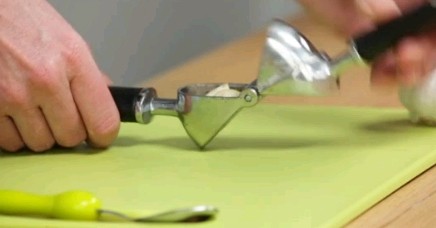 How to crush garlic