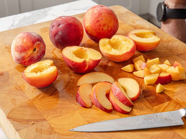 How to cut a peach