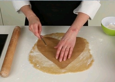 How to cut dough with a stencil