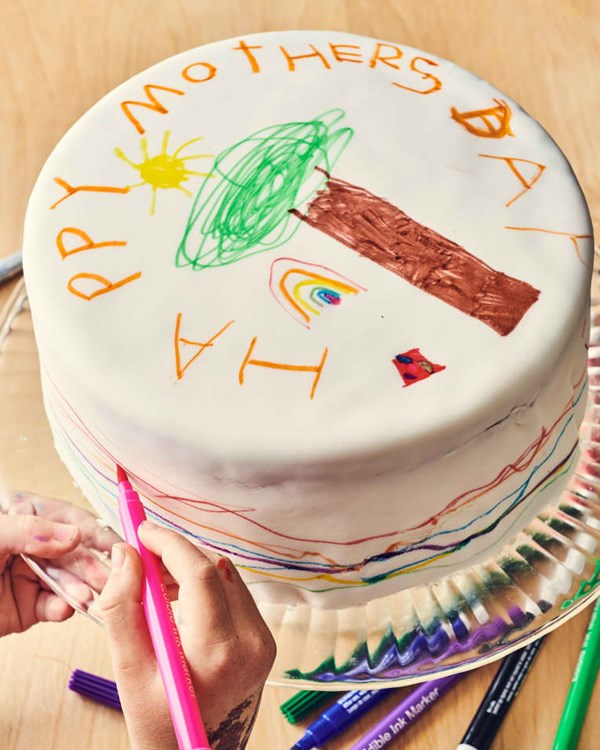 How to decorate a cake with edible markers