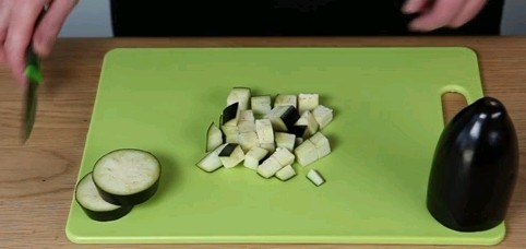 How to dice an aubergine