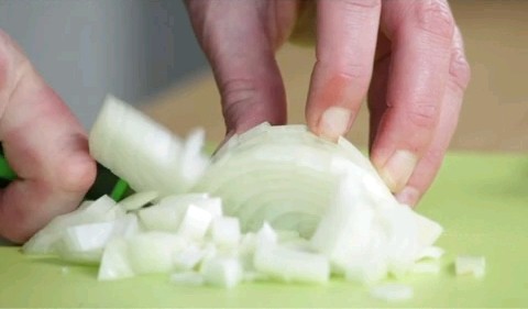 How to dice an onion