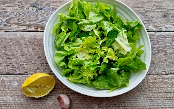 How to dress a French green salad (Salade verte)