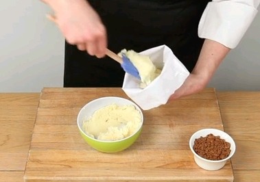 How to fill and use a piping bag
