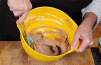 How to fold cream with chocolate