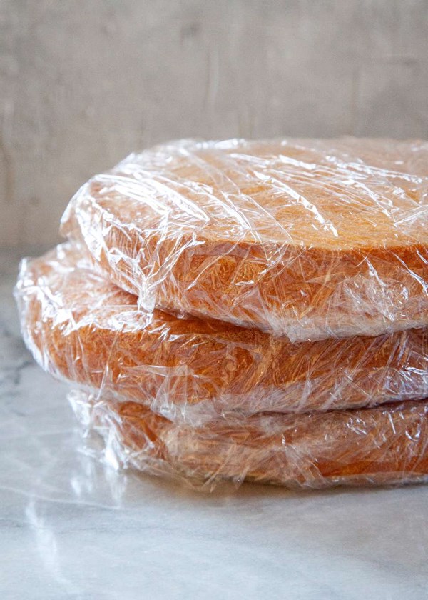 How to freeze cake