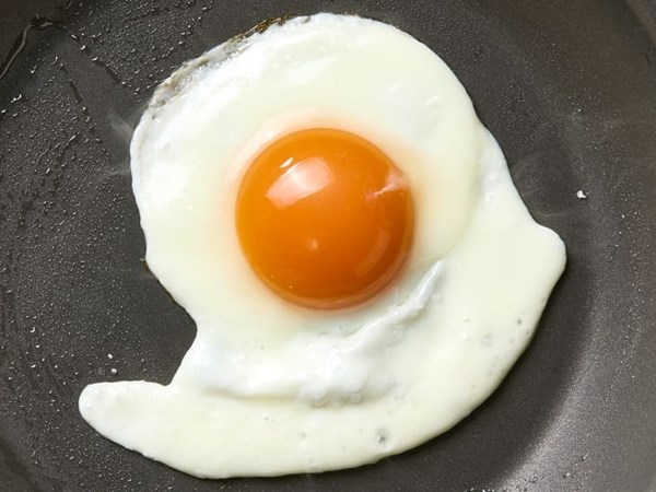 How to fry an egg (from sunny-side-up to over-hard) 