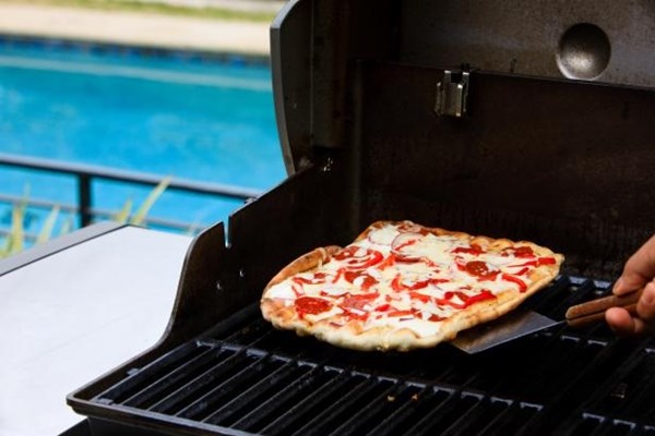 How to grill pizza