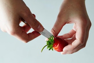 How to hull strawberries, 2 ways