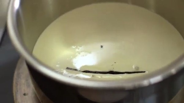 How to infuse cream with a vanilla bean