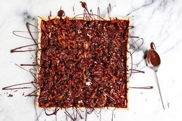 How to make a caramel nut tart with chocolate