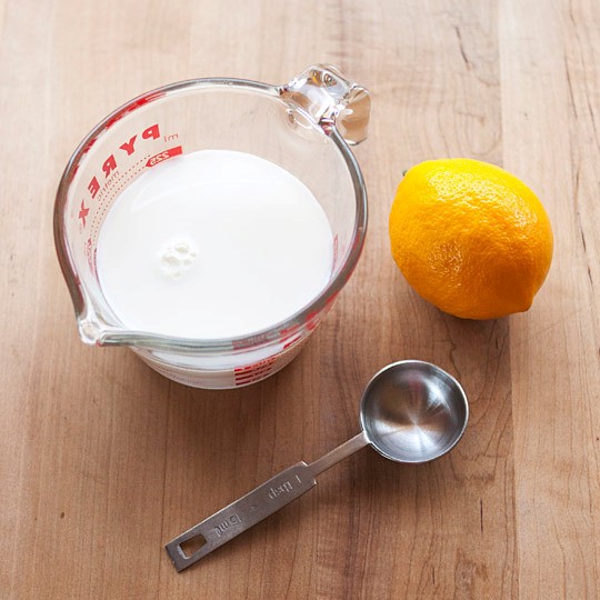 How to make a quick & easy buttermilk substitute