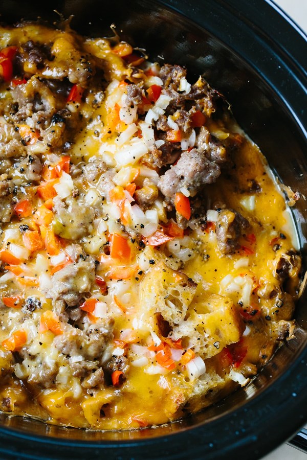 How to make a sausage and egg breakfast casserole in the slow cooker