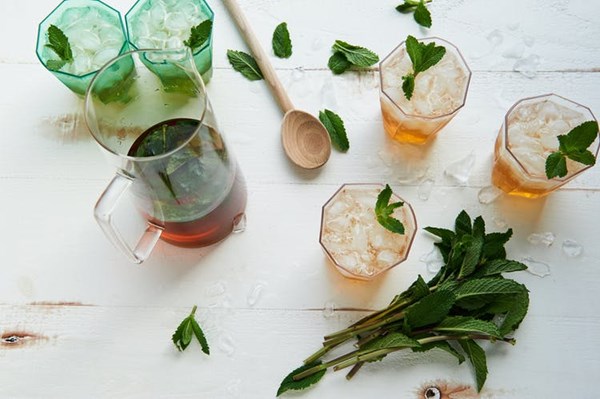 How to make a whole pitcher of mint juleps