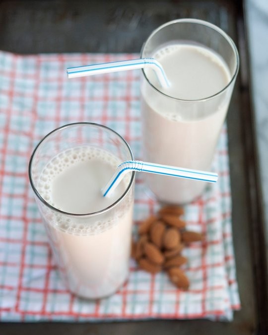 How to make almond milk at home
