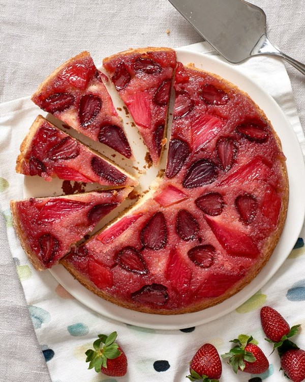 How to make an upside-down cake with almost any fruit