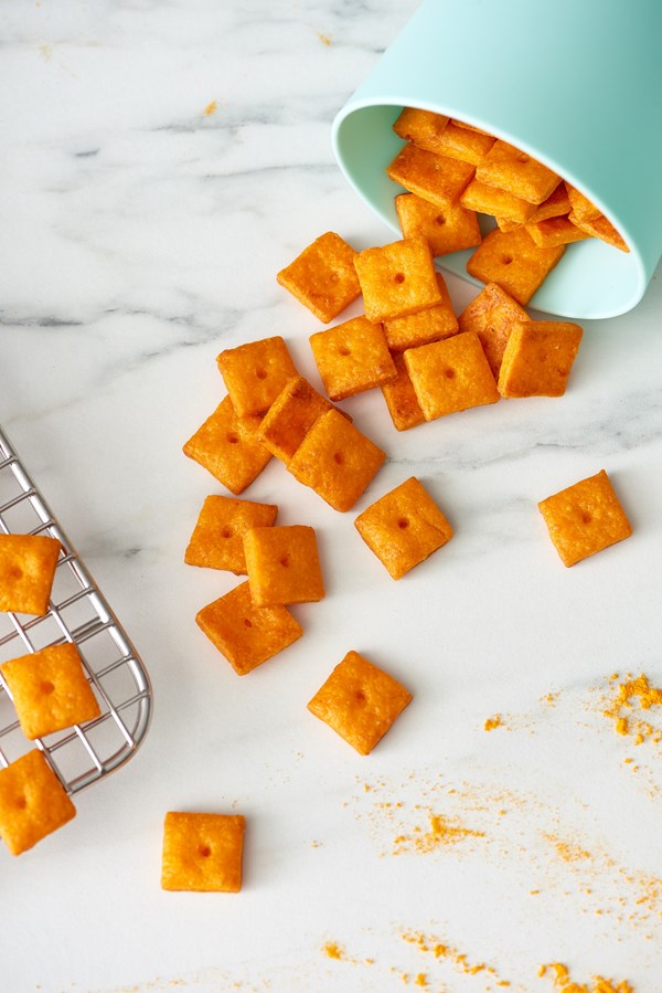 How to make cheddar cheese crackers