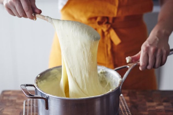 How to make cheesy whipped potatoes (Pommes aligot)