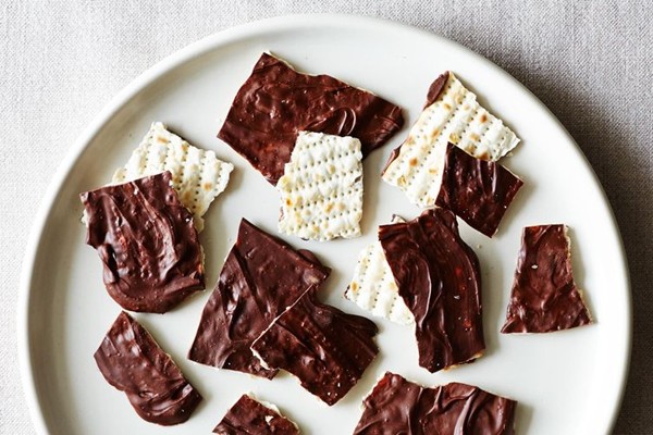 How to make chocolate-covered matzo at home