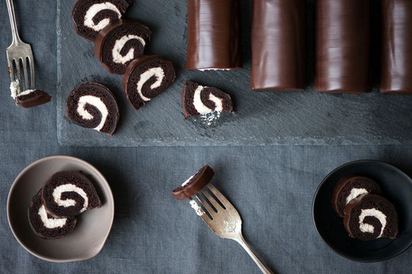 How to make chocolate roll snack cakes at home