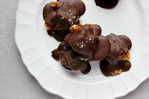 How to make homemade dark chocolate turtles with medjool dates