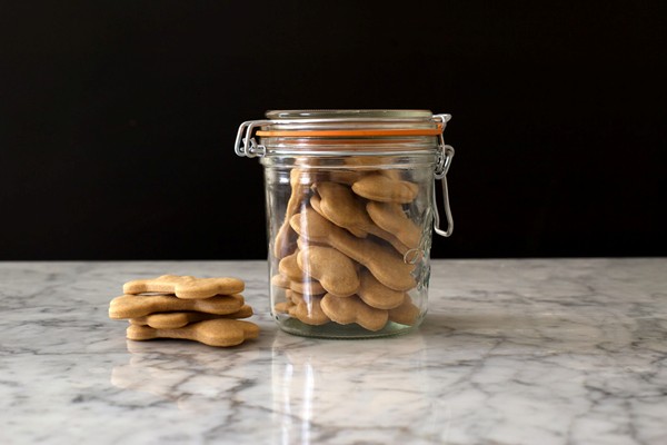 How to make homemade dog biscuits