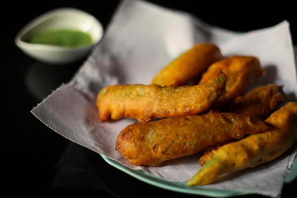 How to make Indian jalapeño fritters (Mulaku bajji) with mint chutney