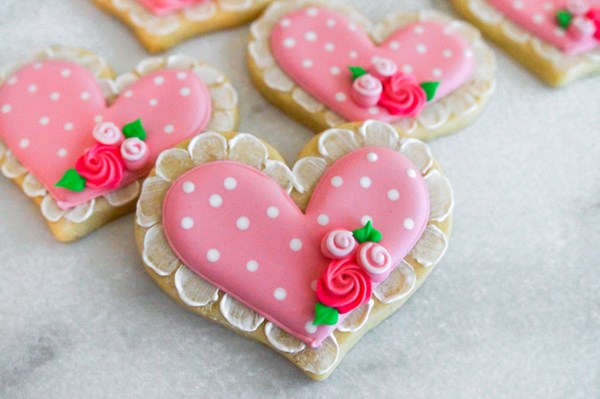 How to make lace-trim decorated cookies