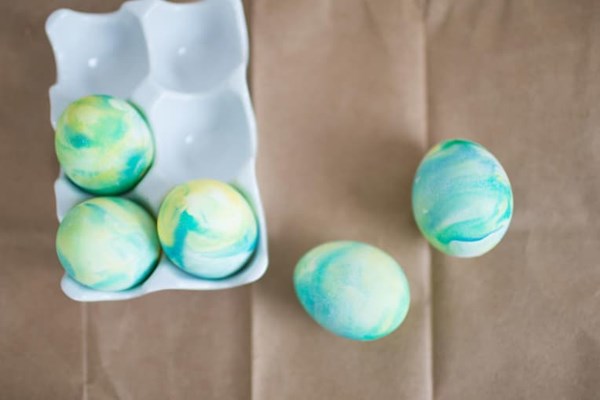 How to make marbleized Easter eggs