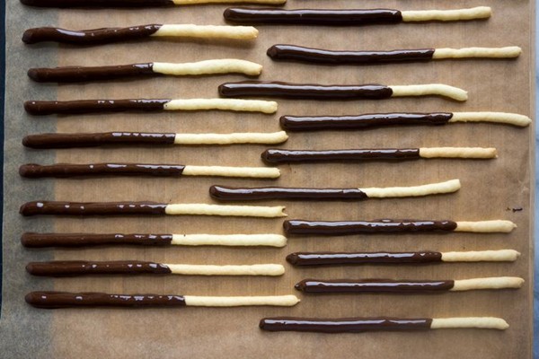 How to make pocky sticks at home (Chocolate-dipped cookie sticks)