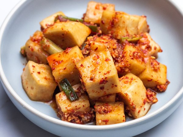 How to make radish kimchi (Kkakdugi)