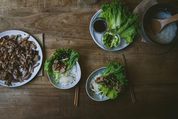 How to make roast duck lettuce wraps at home