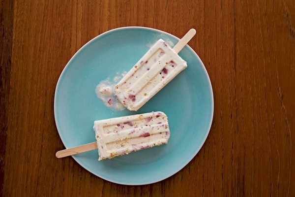 How to make strawberry shortcake ice cream pops at home