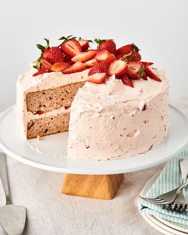 How to make the best-ever strawberry cake (with fresh strawberries!)