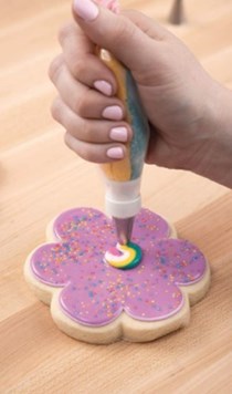 How to make unicorn poo (rainbow swirly icing!)